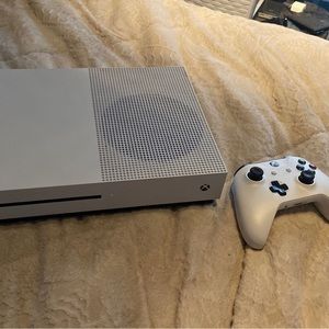 Xbox one S 1tb.